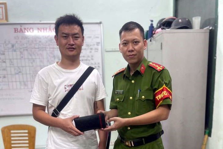 Liên tiếp tìm và trao trả tài sản cho người nước ngoài bị thất lạc - Ảnh 2.