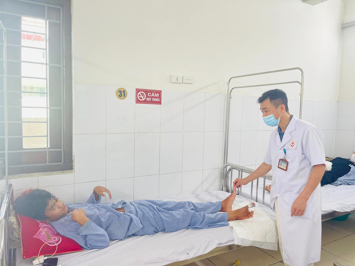 Nam thanh niên suýt mất 2 ngón chân khi vận hành máy nghiền mùn - Ảnh 1. Nam thanh niên suýt mất 2 ngón chân khi vận hành máy nghiền mùn - Ảnh 1.