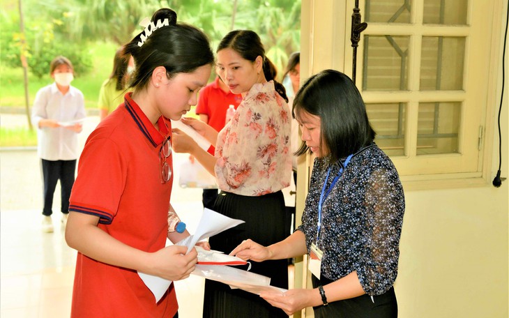 Việc phụ huynh tranh suất lớp 10 cho con, Sở GD&ĐT Hà Nội báo cáo gì?