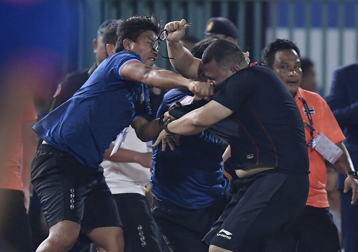 Bóng đá Thái Lan và Indonesia nhận án phạt nặng thế nào vì ẩu đả ở SEA Games 32? - Ảnh 1. Bóng đá Thái Lan và Indonesia nhận án phạt nặng thế nào vì ẩu đả ở SEA Games 32? - Ảnh 1.