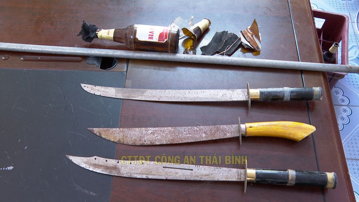 Hàng chục thanh niên mang hung khí, bom xăng náo loạn đường phố ở Thái Bình - Ảnh 2. Hàng chục thanh niên mang hung khí, bom xăng náo loạn đường phố ở Thái Bình - Ảnh 2.