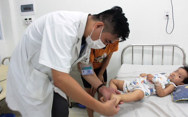 Bệnh tay chân miệng gia tăng phức tạp, truyền thuốc cứu sống bệnh nhi ngoạn mục