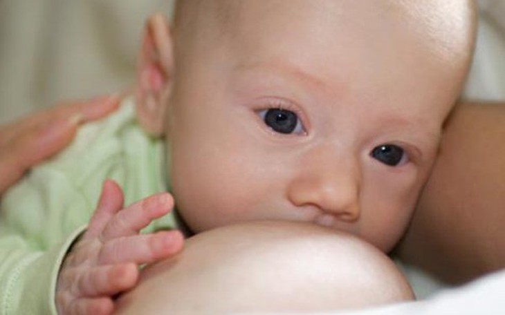 Sữa mẹ là nguồn dinh dưỡng đầy đủ tốt nhất cho trẻ nhỏ