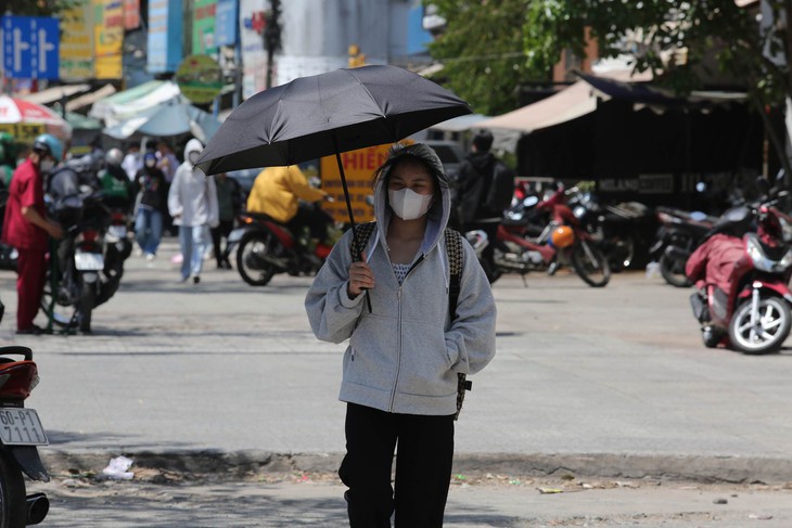 Thời tiết hôm nay 13/7: Nắng nóng gay gắt vẫn tiếp diễn ở Bắc - Trung Bộ - Ảnh 1.