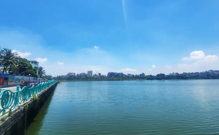 Du thuyền bỏ hoang cuối cùng tại Hồ Tây đã được di dời - Ảnh 2. Du thuyền bỏ hoang cuối cùng tại Hồ Tây đã được di dời - Ảnh 2.