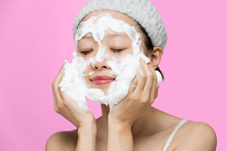“Đánh bại” đốm nâu và tàn nhang với chu trình 4 bước dưỡng da đơn giản - Ảnh 1.