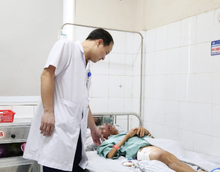 Người đàn ông 47 tuổi bị bò tấn công đa chấn thương - Ảnh 1.