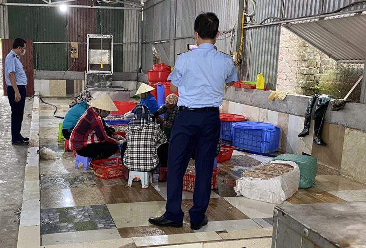 Kinh hoàng 2,3 tấn lòng lợn, mỡ lợn màu xanh, màu đen bốc mùi hôi thối đang sơ chế chuẩn bị bán ra thị trường - Ảnh 3. Kinh hoàng 2,3 tấn lòng lợn, mỡ lợn màu xanh, màu đen bốc mùi hôi thối đang sơ chế chuẩn bị bán ra thị trường - Ảnh 3.
