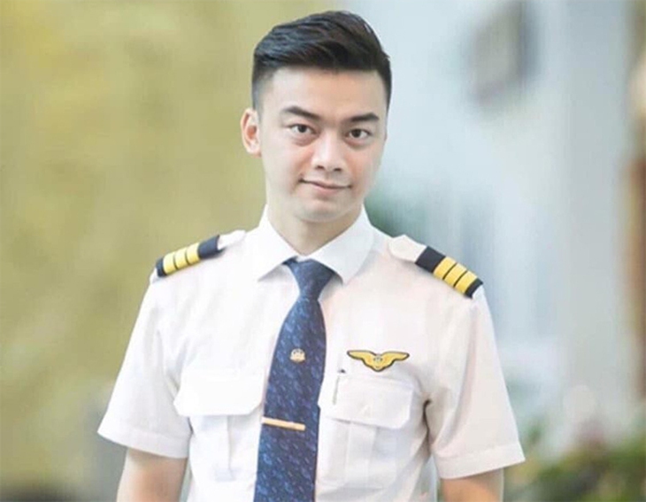 Thân thế diễn viên nhí nổi tiếng một thời vừa bị hãng hàng không quốc gia sa thải - Ảnh 2.