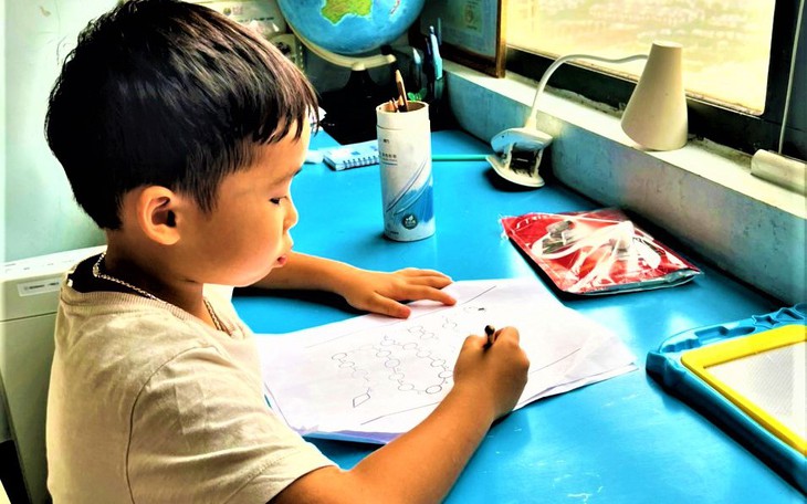 Có nên "ép" trẻ học chữ trước lớp 1?