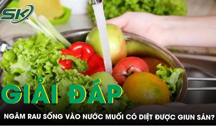 Ngâm rau sống vào nước muối có diệt được giun sán? 