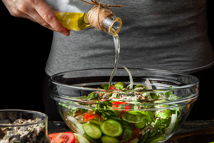 8 loại dầu ăn tốt nhất dùng để trộn salad - Ảnh 2. 8 loại dầu ăn tốt nhất dùng để trộn salad - Ảnh 2.