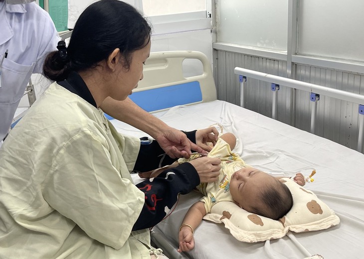 Bình Dương: Bệnh sốt xuất huyết giảm mạnh, nhưng tay chân miệng vẫn tăng - Ảnh 2.