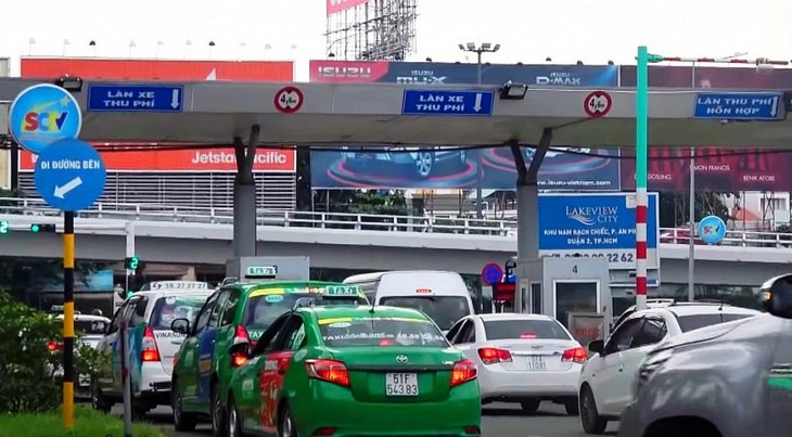Bộ GTVT nói gì về việc trạm thu phí tại các cảng hàng không đang gây ách tắc, bức xúc cho người dân? - Ảnh 1. Bộ GTVT nói gì về việc trạm thu phí tại các cảng hàng không đang gây ách tắc, bức xúc cho người dân? - Ảnh 1.