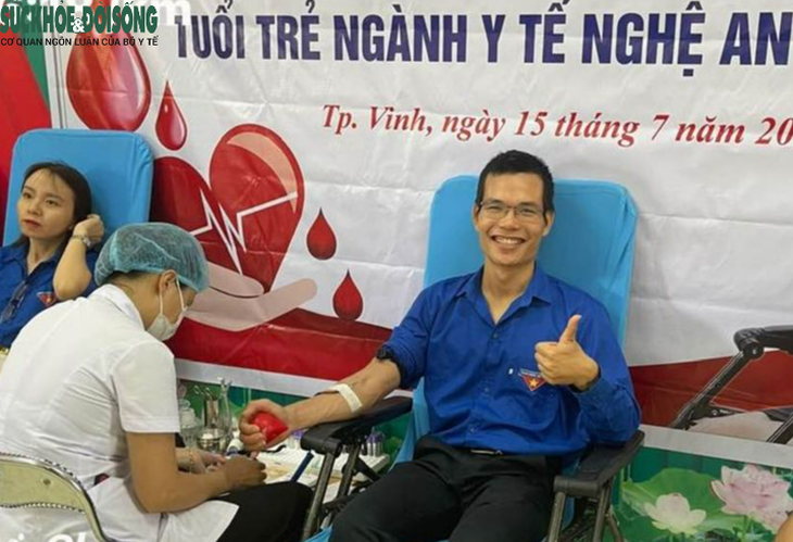 Hàng trăm đoàn viên ngành y tế Nghệ An hiến máu cứu người bệnh - Ảnh 1.
