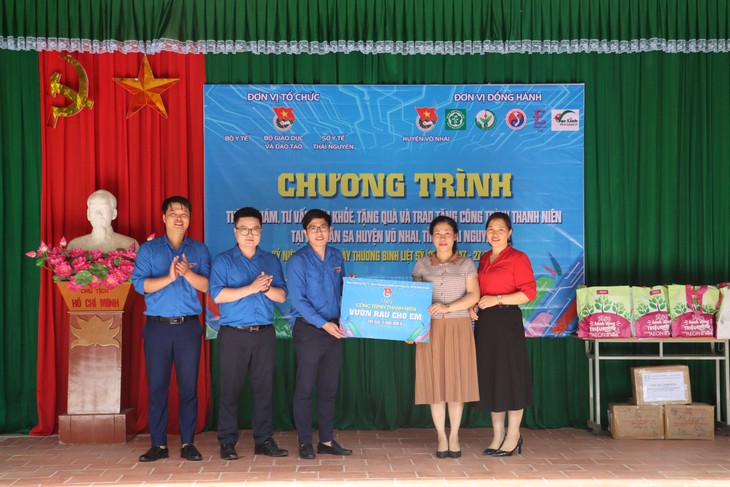 Đưa thầy thuốc về vùng sâu, vùng xa khám bệnh miễn phí - Ảnh 2.