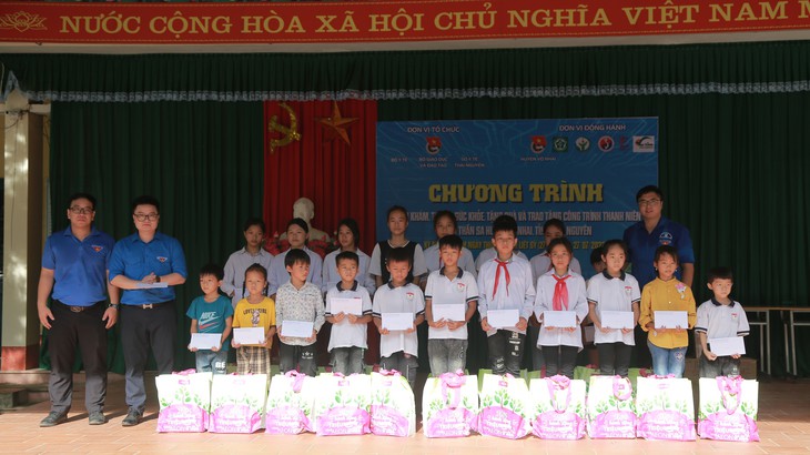 Đưa thầy thuốc về vùng sâu, vùng xa khám bệnh miễn phí - Ảnh 4.