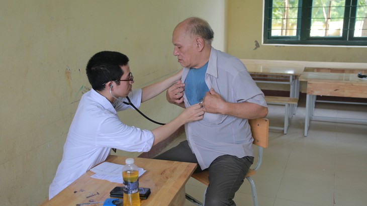 Đưa thầy thuốc về vùng sâu, vùng xa khám bệnh miễn phí - Ảnh 13.