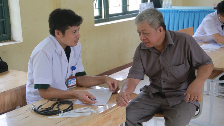 Đưa thầy thuốc về vùng sâu, vùng xa khám bệnh miễn phí - Ảnh 11.