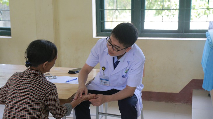 Đưa thầy thuốc về vùng sâu, vùng xa khám bệnh miễn phí - Ảnh 12.