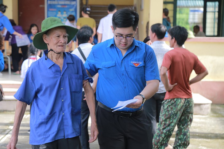 Đưa thầy thuốc về vùng sâu, vùng xa khám bệnh miễn phí - Ảnh 6.