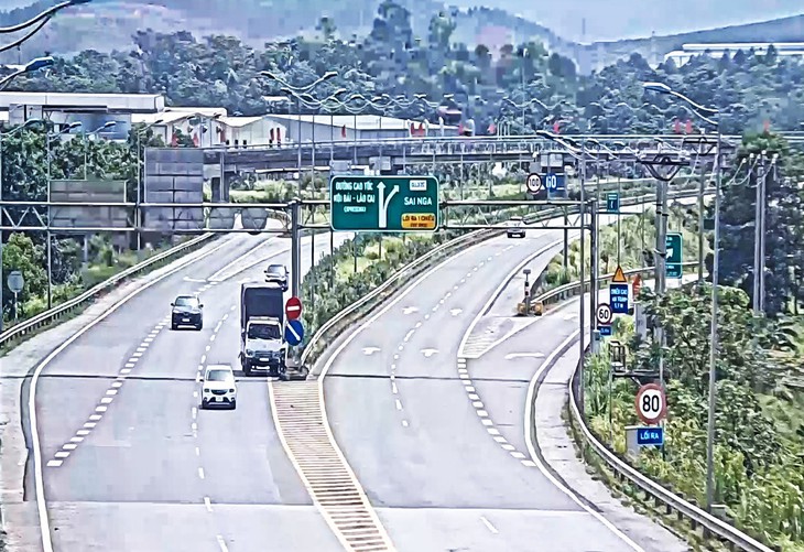 Truy tìm tài xế xe tải đâm tử vong người đi bộ trên cao tốc rồi bỏ chạy - Ảnh 1.