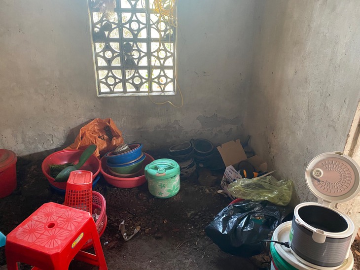 MS 860: Mong ước của người phụ nữ “đầu gối quá tai” trong căn nhà đổ nát vỏn vẹn 16m2 - Ảnh 4. MS 860: Mong ước của người phụ nữ “đầu gối quá tai” trong căn nhà đổ nát vỏn vẹn 16m2 - Ảnh 4.