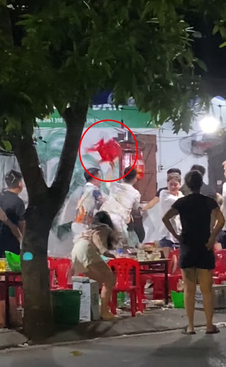 Người đàn ông cầm ghế đánh tới tấp vào cô gái: Do "nhìn đểu" dẫn đến ẩu đả  - Ảnh 1.