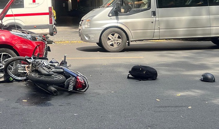 Nóng: Bắt tên cướp ngân hàng khi vừa gây án - Ảnh 2. Nóng: Bắt tên cướp ngân hàng khi vừa gây án - Ảnh 2.