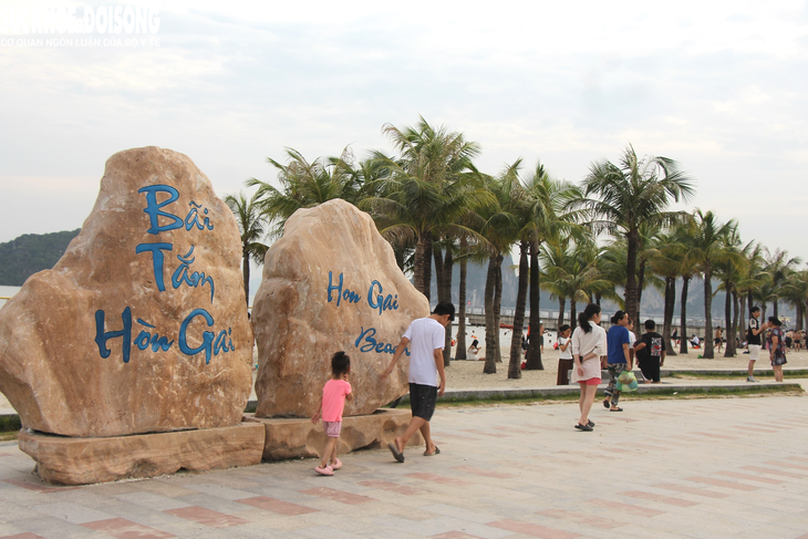 Chùm ảnh, video: Hàng nghìn du khác vô tư check in, tắm biển ở Hạ Long trước khi bão về - Ảnh 2. Chùm ảnh, video: Hàng nghìn du khác vô tư check in, tắm biển ở Hạ Long trước khi bão về - Ảnh 2.