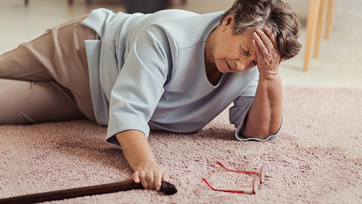 3 lưu ý để phòng ngừa té ngã ở những người bệnh Parkinson - Ảnh 1.
