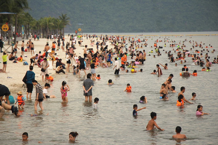 Bão số 1 cách Móng Cái 140 km, sân bay Vân Đồn hoãn, hủy chuyến bay - Ảnh 1.