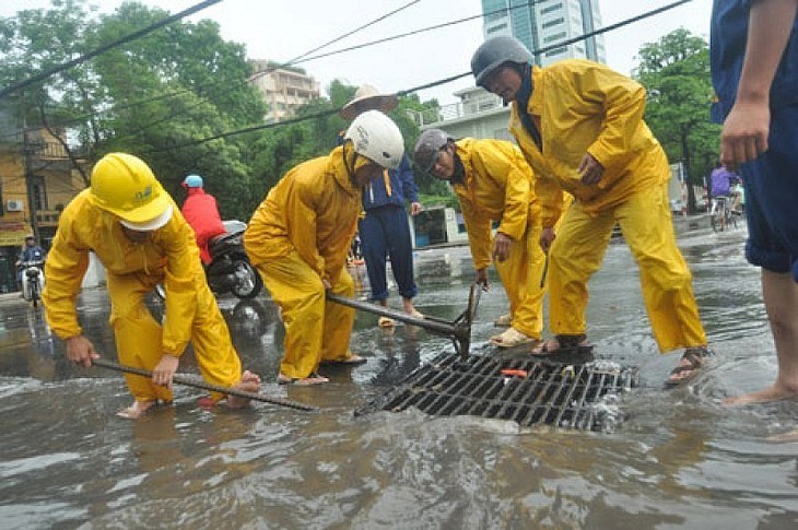 Bão số 1 có nguy cơ làm ngập úng tại Hà Nội, đơn vị thoát nước tổ chức ứng trực 24/24h - Ảnh 1. Bão số 1 có nguy cơ làm ngập úng tại Hà Nội, đơn vị thoát nước tổ chức ứng trực 24/24h - Ảnh 1.