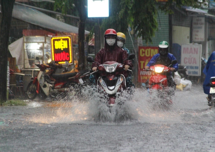 Thời tiết hôm nay 18/7: Bão số 1 gây mưa lớn nhiều nơi, cảnh báo nguy cơ cao lũ quét, sạt lở đất tại 6 địa phương - Ảnh 1.