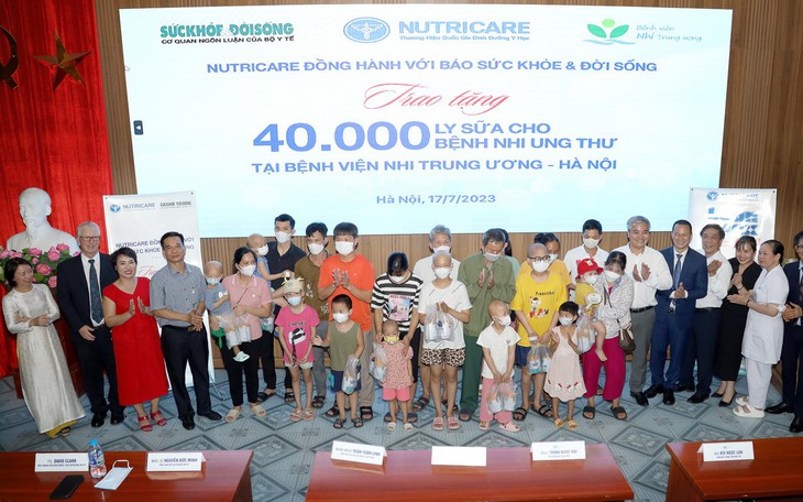 Báo Sức khoẻ & Đời sống cùng Nutricare trao tặng 40.000 ly sữa tại Bệnh viện Nhi Trung ương