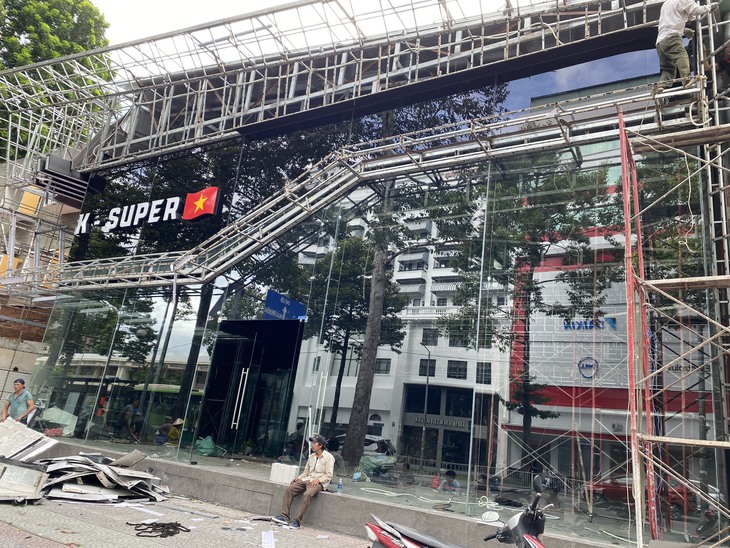 Khai trương được hơn 1 tháng, ông chủ Phan Công Khanh bị bắt, showroom bị dỡ bỏ - Ảnh 3. Khai trương được hơn 1 tháng, ông chủ Phan Công Khanh bị bắt, showroom bị dỡ bỏ - Ảnh 3.