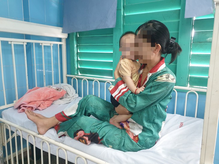 Nhiều bệnh nhi tay chân miệng ở Quảng Bình mắc thể nặng, bác sĩ khuyến cáo gì ? - Ảnh 1.