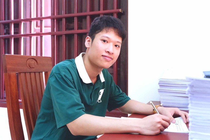 Thủ khoa khối B thực hiện ước mơ còn dang dở của mẹ - Ảnh 2.