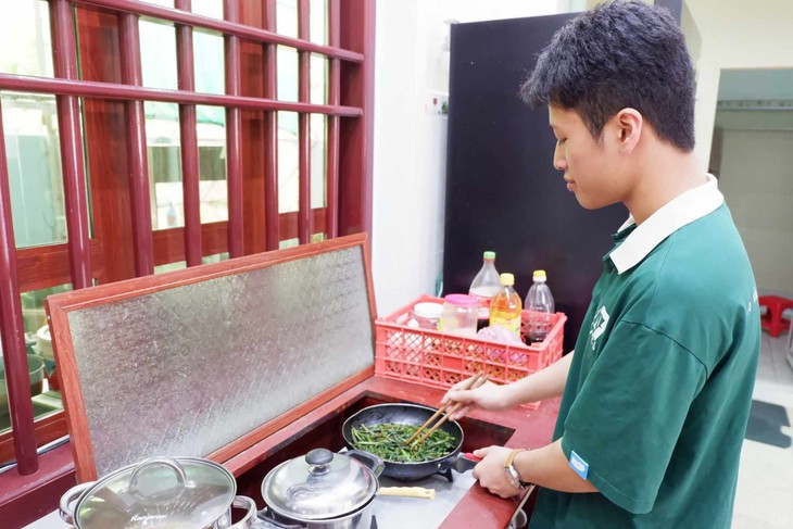 Thủ khoa khối B thực hiện ước mơ còn dang dở của mẹ - Ảnh 4.