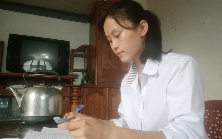 Nữ sinh nghèo thủ khoa khối C00 ngập ngừng trước cánh cổng đại học