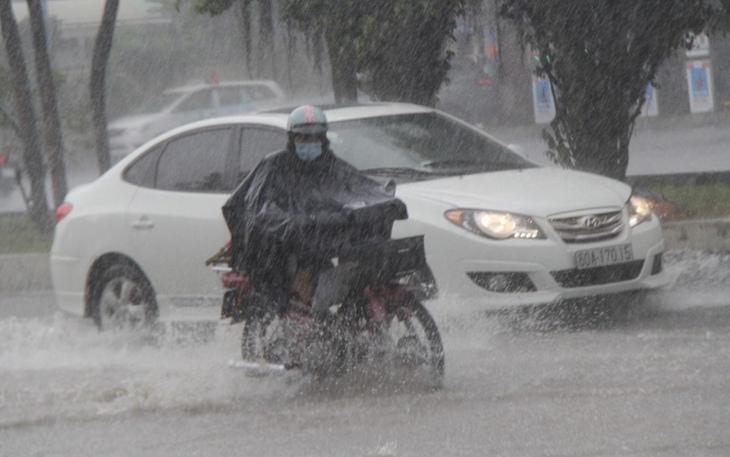 Công an Hà Nội chỉ cách tham gia giao thông an toàn mùa mưa bão