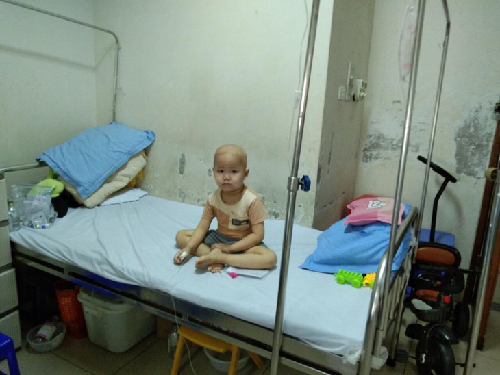 MS 861: Cuộc sống cùng khổ của gia đình con 5 tuổi mắc ung thư máu, bố bị liệt nửa người - Ảnh 2.