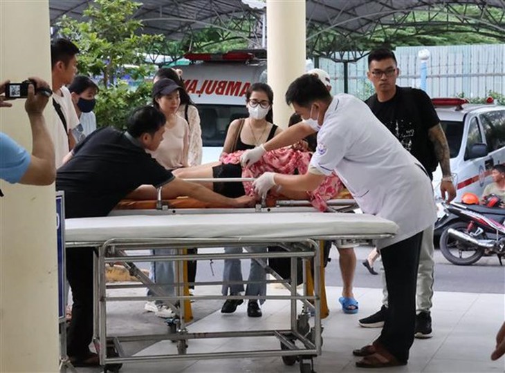 Vụ xe khách lật ở Khánh Hòa: Tích cực cứu chữa người bị thương - Ảnh 1. Vụ xe khách lật ở Khánh Hòa: Tích cực cứu chữa người bị thương - Ảnh 1.