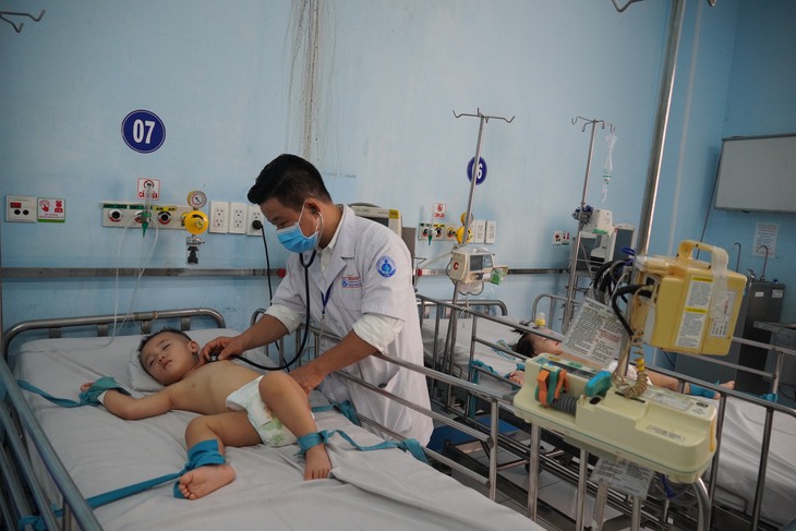 TP.HCM: Bệnh tay chân miệng tiến sát "đỉnh dịch" - Ảnh 2.