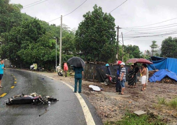 Va chạm với ô tô đầu kéo, 2 người đi xe máy tử vong dưới gầm xe - Ảnh 1.