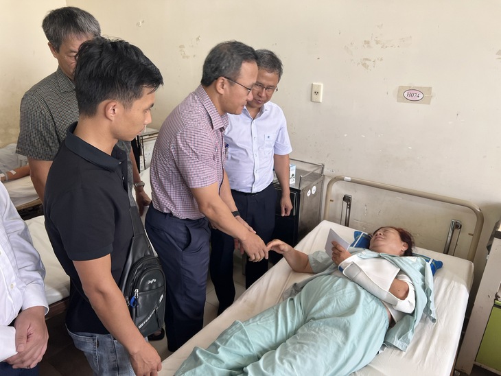 Thăm hỏi các nạn nhân trong vụ lật xe 4 người chết ở Khánh Hòa - Ảnh 1.