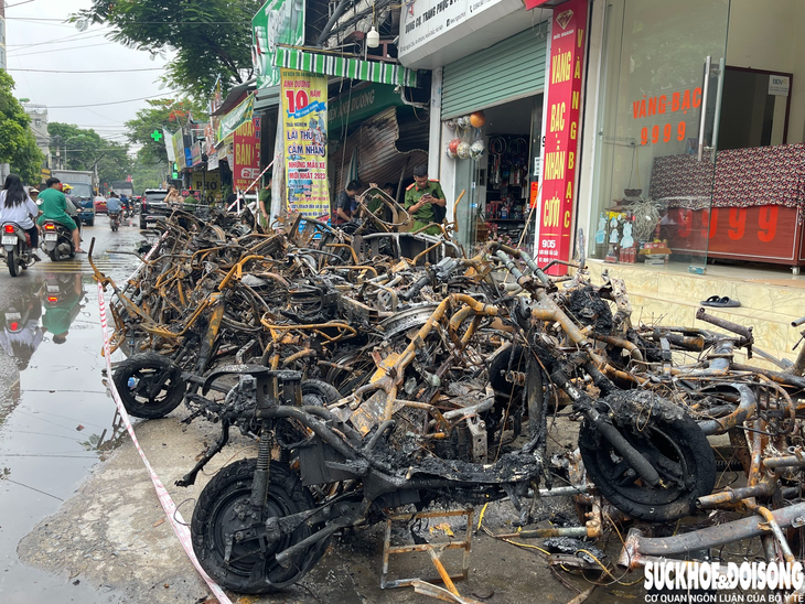 Hiện trường vụ cháy cửa hàng xe máy điện làm 3 người tử vong tại Hà Nội - Ảnh 5. Hiện trường vụ cháy cửa hàng xe máy điện làm 3 người tử vong tại Hà Nội - Ảnh 5.