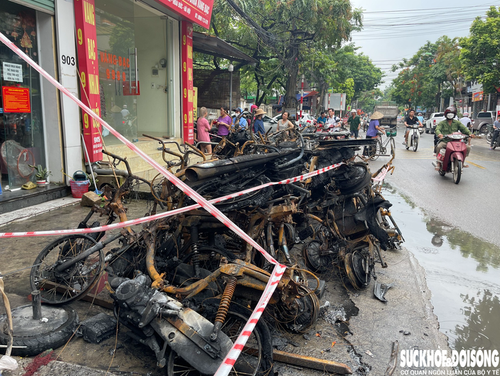 Hiện trường vụ cháy cửa hàng xe máy điện làm 3 người tử vong tại Hà Nội - Ảnh 6. Hiện trường vụ cháy cửa hàng xe máy điện làm 3 người tử vong tại Hà Nội - Ảnh 6.
