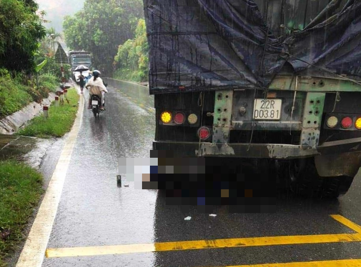 Va chạm với ô tô đầu kéo, 2 người đi xe máy tử vong dưới gầm xe - Ảnh 3.