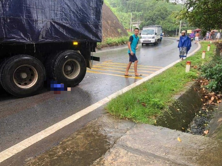 Va chạm với ô tô đầu kéo, 2 người đi xe máy tử vong dưới gầm xe - Ảnh 2.